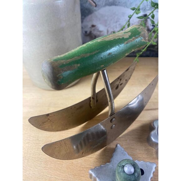 Vintage Green-Handled Double Blade Chopper & Aluminum Cookie Cutters Star/Flower - Picture 5 of 6